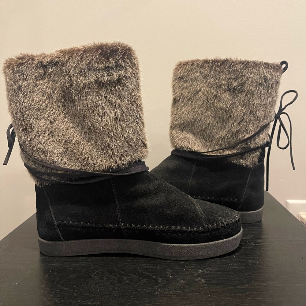 Tom’s lace up fuzzy boots